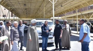 سكرتير مساعد الأقصر يتابع الالتزام بتطبيق التعريفة الجديدة لسيارات الأجرة.. صور