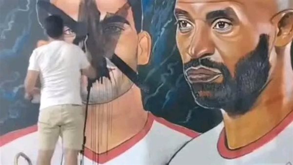 غضب جماهير الزمالك.. رسام يمحو صورة زيزو “صور” غضب جماهير الزمالك.. رسام يمحو صورة زيزو “صور”