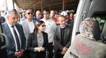 محافظ البحيرة تواصل جولتها بتفقد محطات الوقود وموقف السيارات بأبو حمص