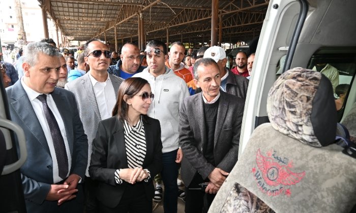 محافظ البحيرة تواصل جولتها بتفقد محطات الوقود وموقف السيارات بأبو حمص