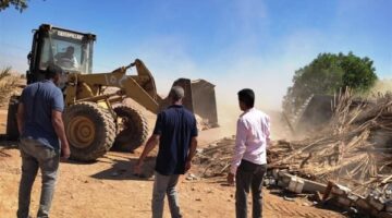 بالتزامن مع خناقة قيادات سوهاج.. مواطنون يعتدون على رئيس مجلس العسيرات خلال حملة إزالة تعديات