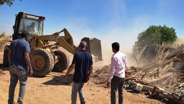 بالتزامن مع خناقة قيادات سوهاج.. مواطنون يعتدون على رئيس مجلس العسيرات خلال حملة إزالة تعديات بالتزامن مع خناقة قيادات سوهاج.. مواطنون يعتدون على رئيس مجلس العسيرات خلال حملة إزالة تعديات