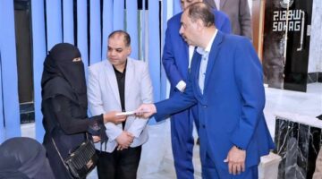 محافظ سوهاج يسلم إعانات مالية لـ100 أسرة من الأولى بالرعاية
