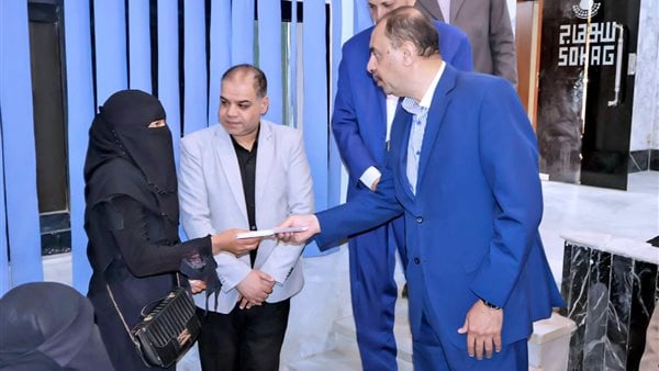 محافظ سوهاج يسلم إعانات مالية لـ100 أسرة من الأولى بالرعاية محافظ سوهاج يسلم إعانات مالية لـ100 أسرة من الأولى بالرعاية