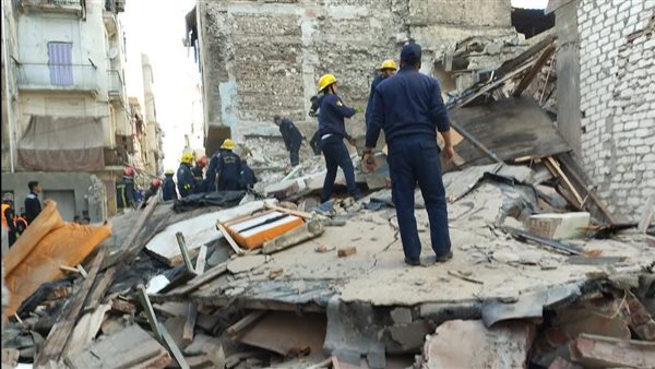 انهيار عقار قديم غرب الإسكندرية.. وجارِ البحث عن 4 أشخاص تحت الأنقاض انهيار عقار قديم غرب الإسكندرية.. وجارِ البحث عن 4 أشخاص تحت الأنقاض