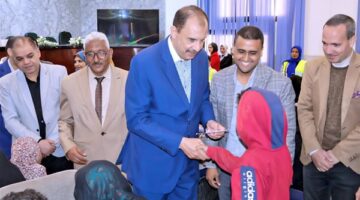محافظ سوهاج يسلم 100 كفالة للأسر الأولى بالرعاية