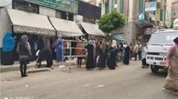 زحام بمخابز الإسكندرية بعد شائعة برفع سعر رغيف الخبز المدعم