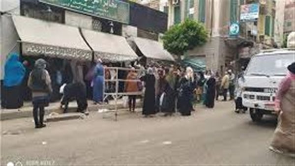 زحام بمخابز الإسكندرية بعد شائعة برفع سعر رغيف الخبز المدعم زحام بمخابز الإسكندرية بعد شائعة برفع سعر رغيف الخبز المدعم