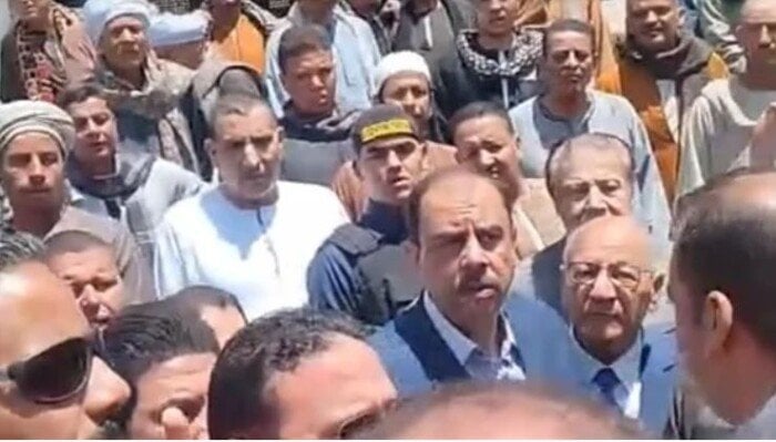 « لو قد الكلام انزل من عربيتك».. تفاصيل مثيرة حول واقعة نائب محافظ سوهاج والسكرتير العام «صور وفيديو » « لو قد الكلام انزل من عربيتك».. تفاصيل مثيرة حول واقعة نائب محافظ سوهاج والسكرتير العام «صور وفيديو »
