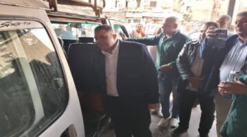 نائب محافظ القاهرة يقود حملة على المواقف العمومية بشبرا والساحل لمتابعة التزام السائقين بالتعريفة الجديدة