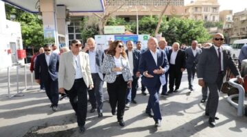 وزيرة التنمية المحلية ومحافظ القاهرة يتفقدان موقفى عبد المنعم رياض والسيدة عائشة ومحطات الوقود بالقاهرة