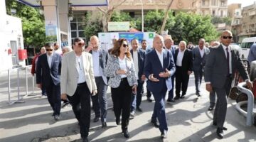 وزيرة التنمية المحلية ومحافظ القاهرة يتفقدان موقفي عبد المنعم رياض والسيدة عائشة ومحطات الوقود