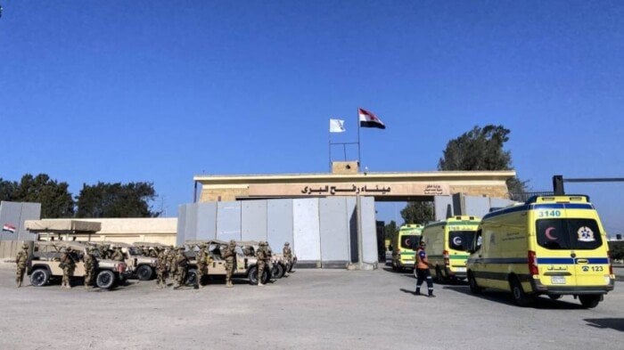 استمرار فتح ميناء رفح البري من الجانب المصري لليوم الـ25 على التوالي استمرار فتح ميناء رفح البري من الجانب المصري لليوم الـ25 على التوالي