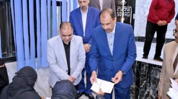 محافظ سوهاج يسلم 100 كفالة للأسر الأولى بالرعاية