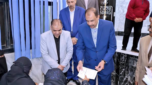 محافظ سوهاج يسلم 100 كفالة للأسر الأولى بالرعاية محافظ سوهاج يسلم 100 كفالة للأسر الأولى بالرعاية