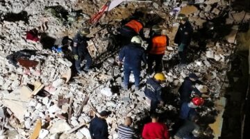 استخراج 3 أطفال على قيد الحياة من تحت أنقاض عقار اللبان المنهار بالإسكندرية.. واستمرار البحث عن مفقودين
