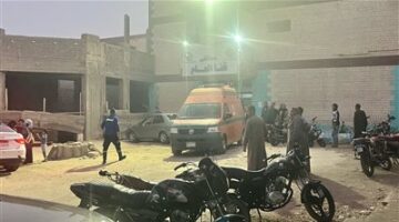 تجمع الأهالي أمام المستشفى في انتظار خروج جثامين طفلين أبناء عم سقط عليهما جدار بقرية دندرة بقنا