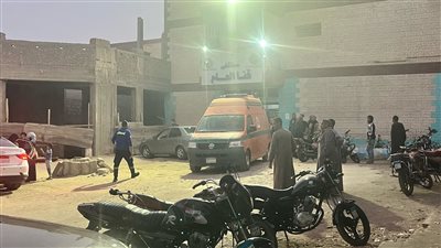 تجمع الأهالي أمام المستشفى في انتظار خروج جثامين طفلين أبناء عم سقط عليهما جدار بقرية دندرة بقنا تجمع الأهالي أمام المستشفى في انتظار خروج جثامين طفلين أبناء عم سقط عليهما جدار بقرية دندرة بقنا