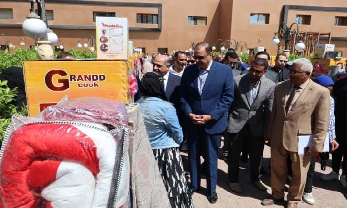 محافظ سوهاج يُسلم 25 جهاز عروس للفتيات المقبلات على الزواج محافظ سوهاج يُسلم 25 جهاز عروس للفتيات المقبلات على الزواج