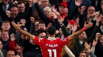 ثروة طائلة فى يده.. ساعة محمد صلاح تثير الجدل خلال توقيعه مع ليفربول