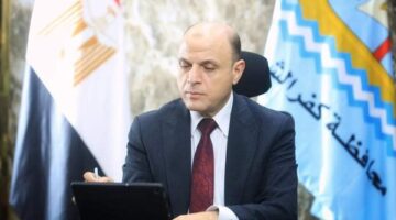 محافظ كفر الشيخ يقدم العزاء في والد رئيس جامعة الأزهر بقرية سنهور.. صور