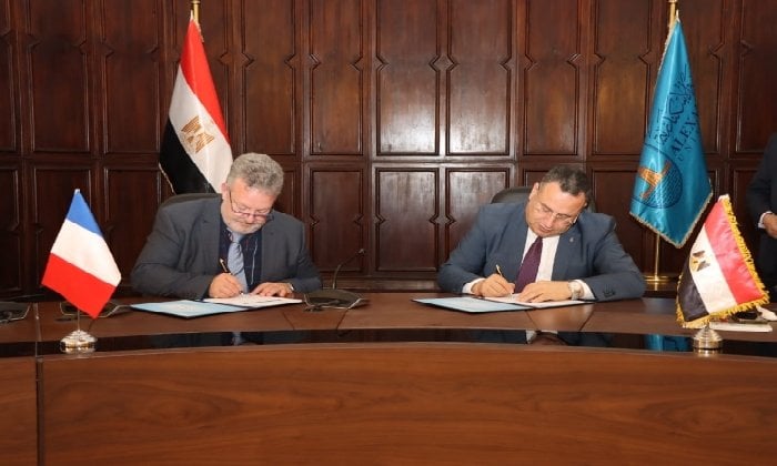 جامعتي الإسكندرية وليتورال الفرنسية يوقعان اتفاقية لإنشاء درجات مزدوجة في الهندسة والاقتصاد الأزرق جامعتي الإسكندرية وليتورال الفرنسية يوقعان اتفاقية لإنشاء درجات مزدوجة في الهندسة والاقتصاد الأزرق