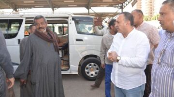 محافظ أسيوط يواصل جولاته الميدانية لمتابعة مواقف السرفيس ومحطات الوقود