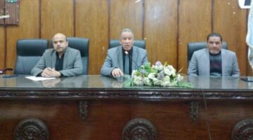مدير تعليم أسيوط يجتمع بالمعنيين بالمتابعة الميدانية لمناقشة ضوابط التزام المدارس