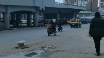 بعد سرقة غطاء بلاعة.. فاعل خير يضع قاعدة تواليت لتأمين المواطنين بالمحلة