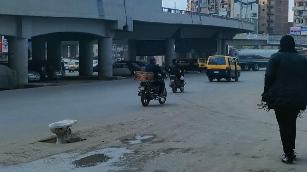 بعد سرقة غطاء بلاعة.. فاعل خير يضع قاعدة تواليت لتأمين المواطنين بالمحلة بعد سرقة غطاء بلاعة.. فاعل خير يضع قاعدة تواليت لتأمين المواطنين بالمحلة