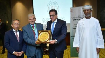 حفاوة بالغة.. اتحاد الأطباء العرب يكرم الدكتور خالد عبد الغفار