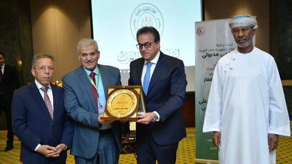 حفاوة بالغة.. اتحاد الأطباء العرب يكرم الدكتور خالد عبد الغفار حفاوة بالغة.. اتحاد الأطباء العرب يكرم الدكتور خالد عبد الغفار