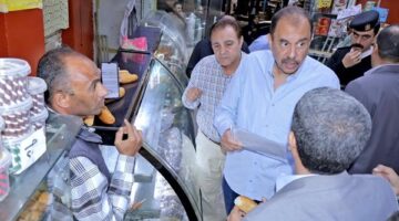 محافظ سوهاج في جولة ميدانية مفاجئة للتأكد من استقرار الأسعار بالمخابز والمطاعم