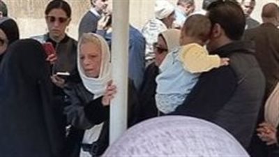 انهيار عارفة عبد الرسول في جنازة زوجها المخرج مصطفى درويش.. تفاصيل انهيار عارفة عبد الرسول في جنازة زوجها المخرج مصطفى درويش.. تفاصيل