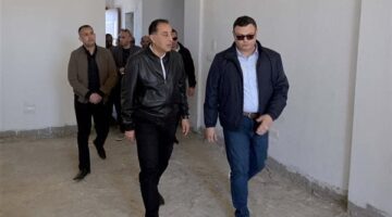 رئيس الوزراء يتفقد وحدات مبادرة بيتك في مصر بمنطقة الأبراج الشاطئية بالعلمين
