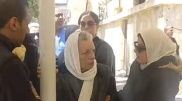 وسط غياب نجوم الفن.. عارفة عبد الرسول تشيع جنازة زوجها بالإسكندرية| صور