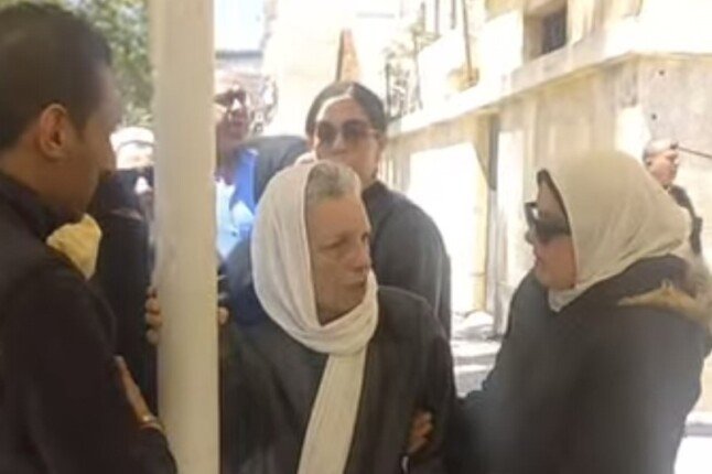 وسط غياب نجوم الفن.. عارفة عبد الرسول تشيع جنازة زوجها بالإسكندرية| صور