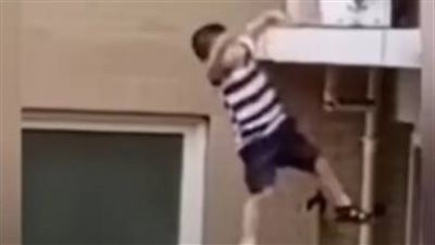 تحقيقات مكثفة لكشف ملابسات سقوط طفل من الطابق الثالث بالسويس تحقيقات مكثفة لكشف ملابسات سقوط طفل من الطابق الثالث بالسويس