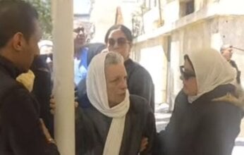 وسط غياب نجوم الفن.. عارفة عبد الرسول تشيع جنازة زوجها بالإسكندرية| صور