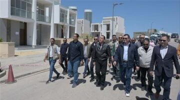 خلال جولته التفقدية بمدينة العلمين الجديدة اليوم.. رئيس الوزراء يتفقد مشروع «مزارين» ونموذجا لفيلا سكنية