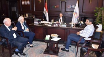 محافظ الأقصر يبحث استعدادات استضافة المؤتمر الرابع للتأمين متناهي الصغر