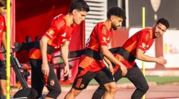 ناقد رياضي يسخر من إقامة مباراة الأهلي وبيراميدز اليوم.. لهذا السبب
