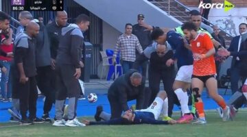 الجزائري أحمد قندوسي يتعرض لإصابة خطيرة في مباراة سيراميكا وفاركو "صور"