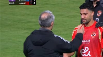 الدوري المصري الممتاز: يحيى عطية الله يغادر مباراة الأهلي وبيراميدز بسبب الإصابة ومشاركة كريم الدبيس