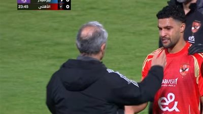 الدوري المصري الممتاز: يحيى عطية الله يغادر مباراة الأهلي وبيراميدز بسبب الإصابة ومشاركة كريم الدبيس الدوري المصري الممتاز: يحيى عطية الله يغادر مباراة الأهلي وبيراميدز بسبب الإصابة ومشاركة كريم الدبيس