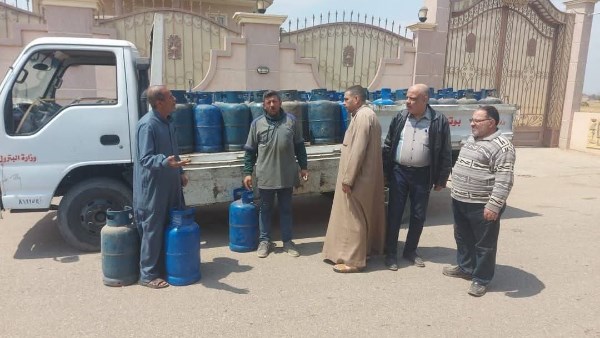 تموين الشرقية يضخ 1000 أسطوانة غاز لسد احتياجات المواطنين بعزبة الأشقر تموين الشرقية يضخ 1000 أسطوانة غاز لسد احتياجات المواطنين بعزبة الأشقر