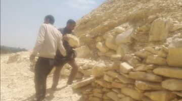 لرفع رمال العاصفة.. آثار ميدوم تشن حملة لنظافة منطقة هرم الملك سنفرو | صور