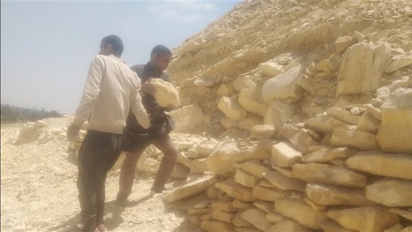 لرفع رمال العاصفة.. آثار ميدوم تشن حملة لنظافة منطقة هرم الملك سنفرو | صور