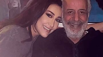 نورا ابنة ايمن زيدان ترفع علم سوريا الجديد من امام السيف الدمشقي