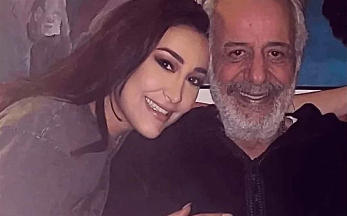 نورا ابنة ايمن زيدان ترفع علم سوريا الجديد من امام السيف الدمشقي
